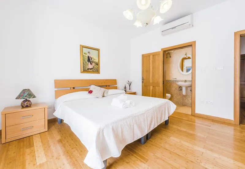 Business 2 image HOLIDAYS IN MALTA MARBLE ARCH HOME